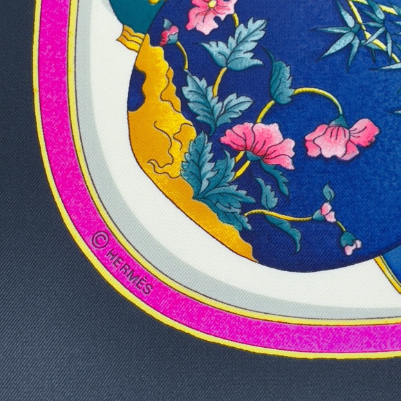 NWT Vintage Hermès Carré 90 "Qu'importe le Flacon" in Navy and Fuchsia - Picture 3 of 9